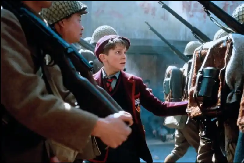 نمایی از فیلم امپراتوری خورشید Empire of the sun